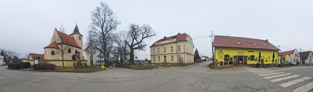 Hrusicka Restaurace A Penzion Hrusice المظهر الخارجي الصورة