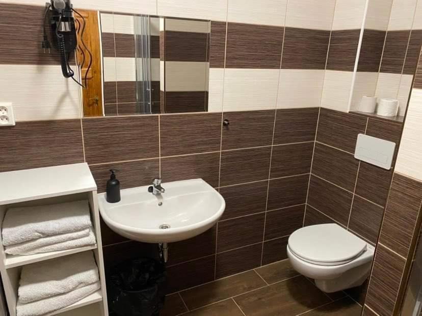 Hrusicka Restaurace A Penzion Hrusice المظهر الخارجي الصورة